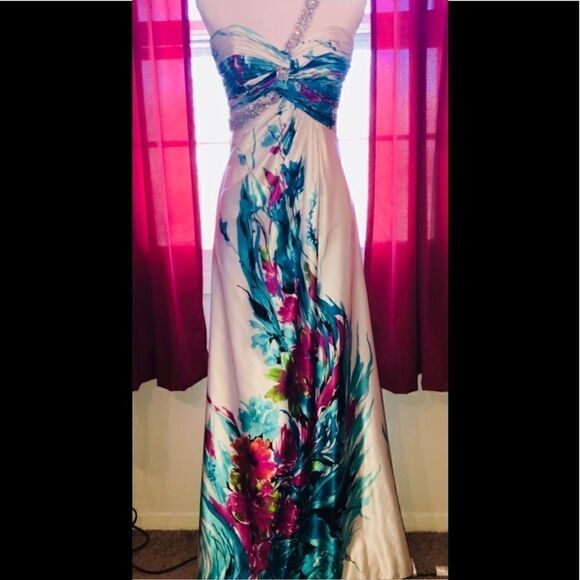 NWOT MEProm Beauty    - Picture 3 of 8